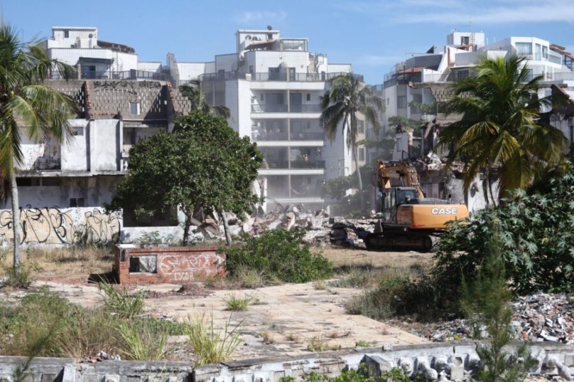 A Prefeitura iniciou a remoção das ruínas do hotel abandonado no bairro Braga, atendendo a um pedido antigo da comunidade / foto divulgação