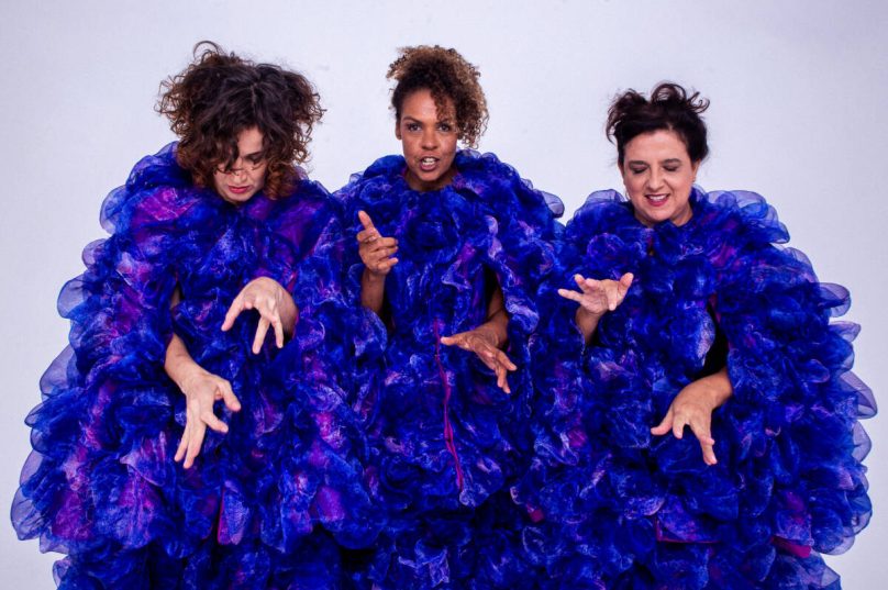 Espetáculo “Desato”, de Viviane Mosé e Duda Maia, faz nova temporada no Teatro Firjan Sesi Centro até 16 de setembro /divulgação