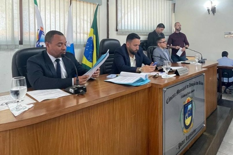 df96bb88-a78c-424a-97c2-33676a0dc5b6 Vereadores Victor Santos, o presidente da Câmara Rafael Aguiar, e Raphael Braga durante a sessão que aprovou a redução do percentual de remanejamento do orçamento pelo prefeito, marcando uma mudança política significativa na gestão municipal de Búzios