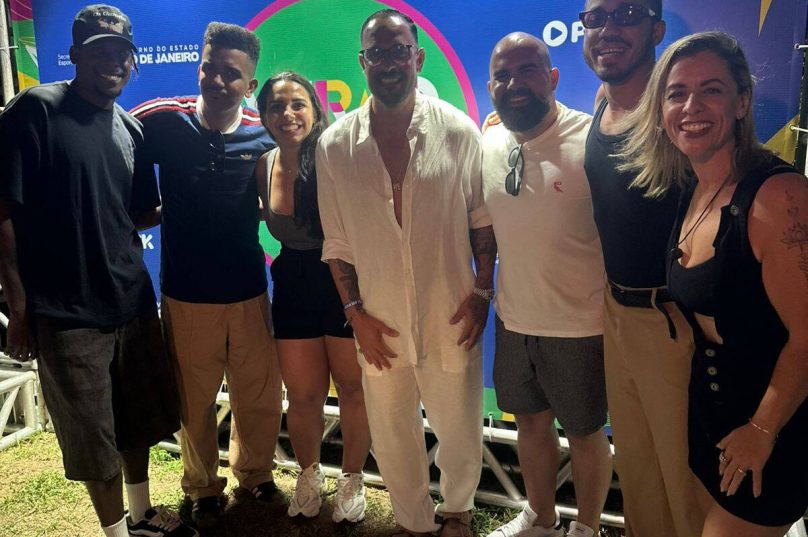 Diogo Nogueira posa com integrantes do Os Garotin, a jornalista Camila Raupp, da Prensa de Babel, e fãs durante o Verão Enel Brasil, no Clube Aretê, em Búzios