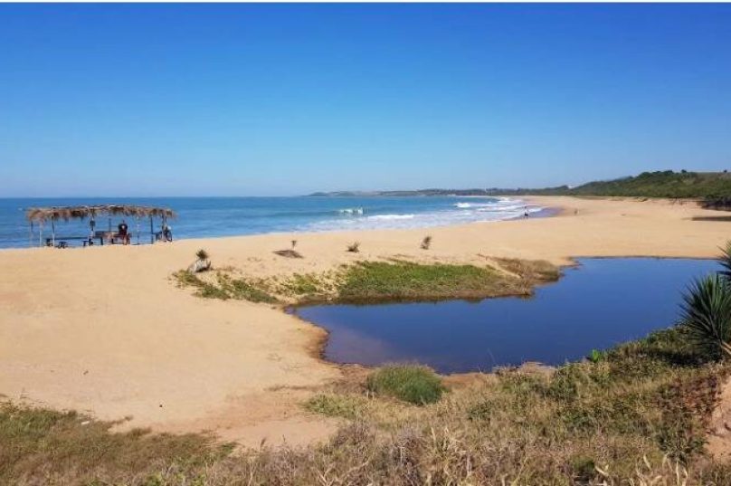 Praia das Pedrinhas, em Rio das Ostras, é refúgio de turismo sustentável, com acesso restrito, trilhas leves e natureza preservada / divulgação