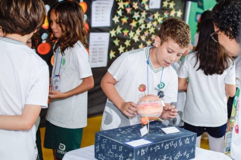 Feira de Ciências e Tecnologia do Instituto Dominus movimenta comunidade escolar com projetos criativos em Búzios / divulgação
