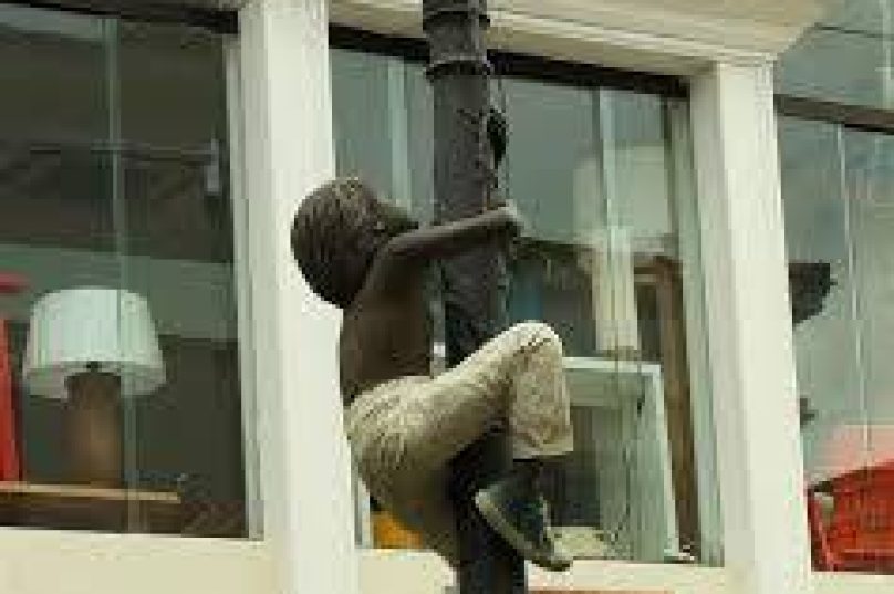 A estátua do menino com a pipa, em Búzios, transforma uma cena simples em um retrato sensível da infância e do cotidiano brasileiro