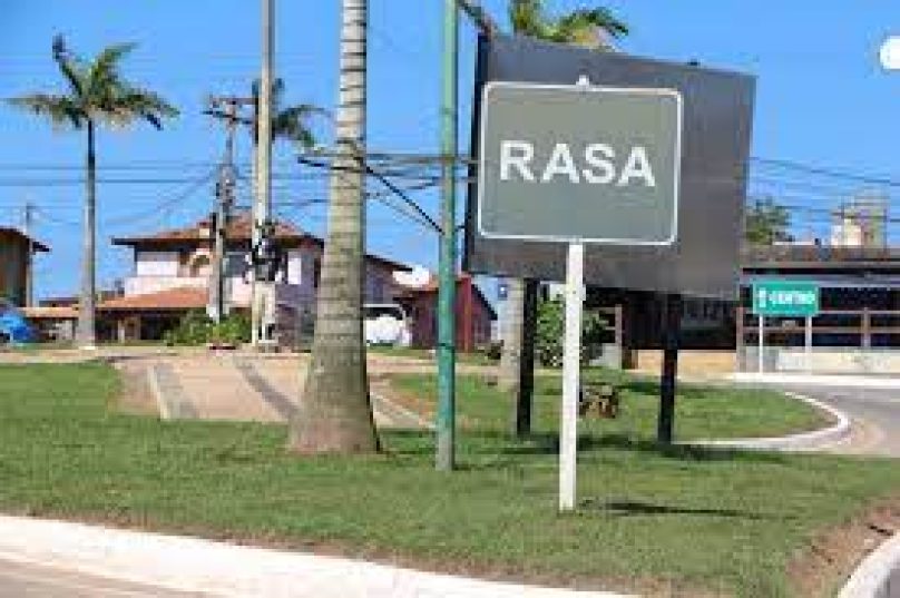 Segundo populares, homem morto em Maria Joaquina, nesta segunda-feira (31) ostentava pistolas enquanto jogava sinuca em um bar do bairro. Foto reprodução internet.