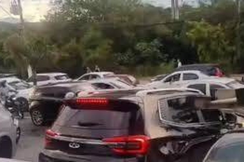 Nó no trânsito em Búzios durante o Réveillon, com longas filas e lentidão na principal via de acesso da cidade - Reprodução