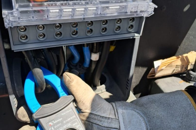 Enel detecta 369 fraudes em medidores de energia em Unamar, Cabo Frio, sendo 326 em casas e 43 em comércios como bares / foto divulgação