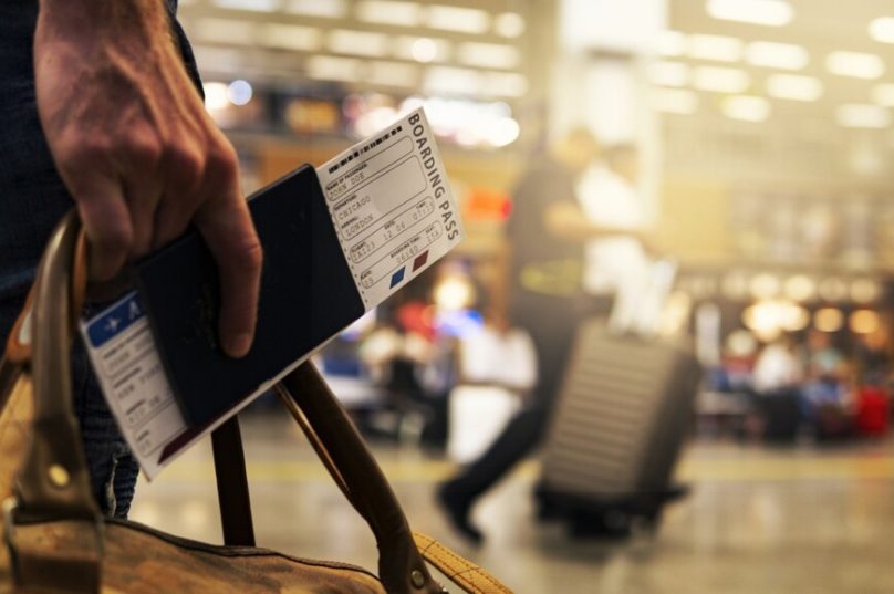 Alta do dólar exige planejamento financeiro para viagem ao exterior nas férias