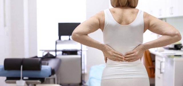 Escoliose degenerativa pode atingir mulheres após menopausa