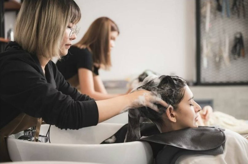 Salões brasileiros adotam ciência no cuidado capilar
