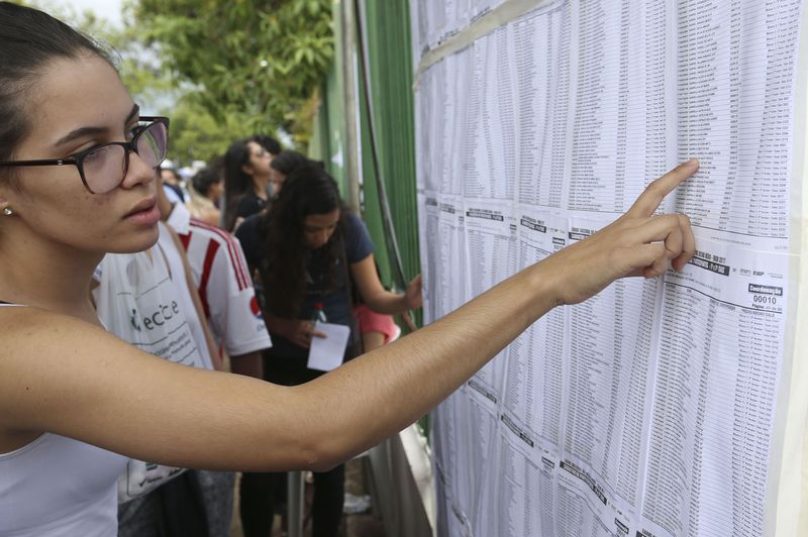 Brasilia – Alunos chegam no Uniceub, para prova do Enem (Valter Campanato/Agência Brasil)