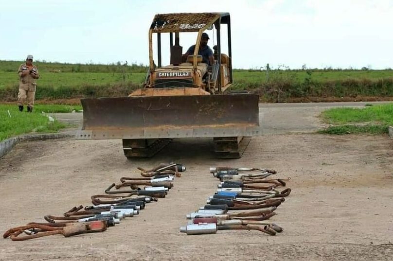 Foi usado um trator para destuir os canos. Imagem: Reprodução | Serra News