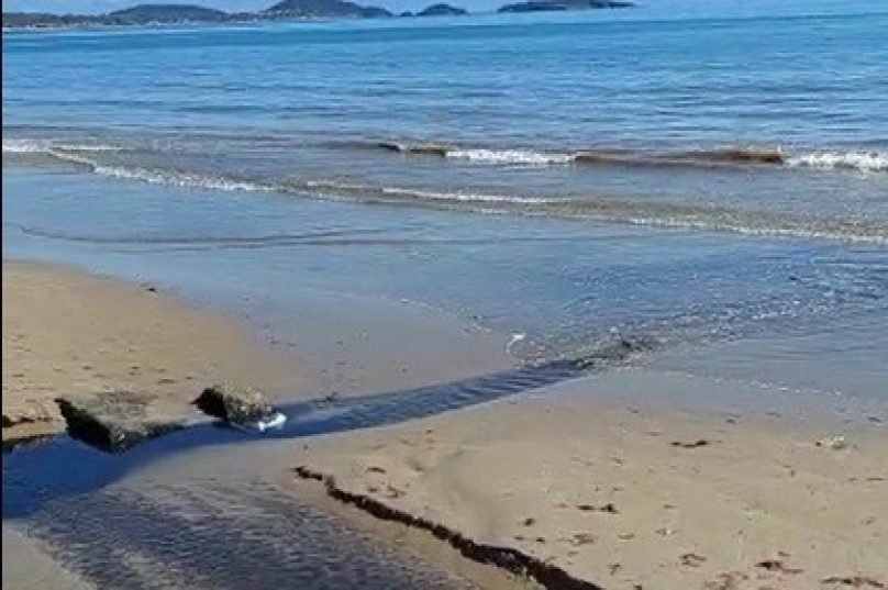 A promessa do secretário de obras é de que essa cena, da Praia de Manguinhos,  está com dias contados - Grupo Prensa de Babel