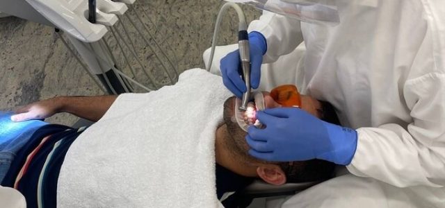 Tecnologia permite clareamento dental com facetas em um dia