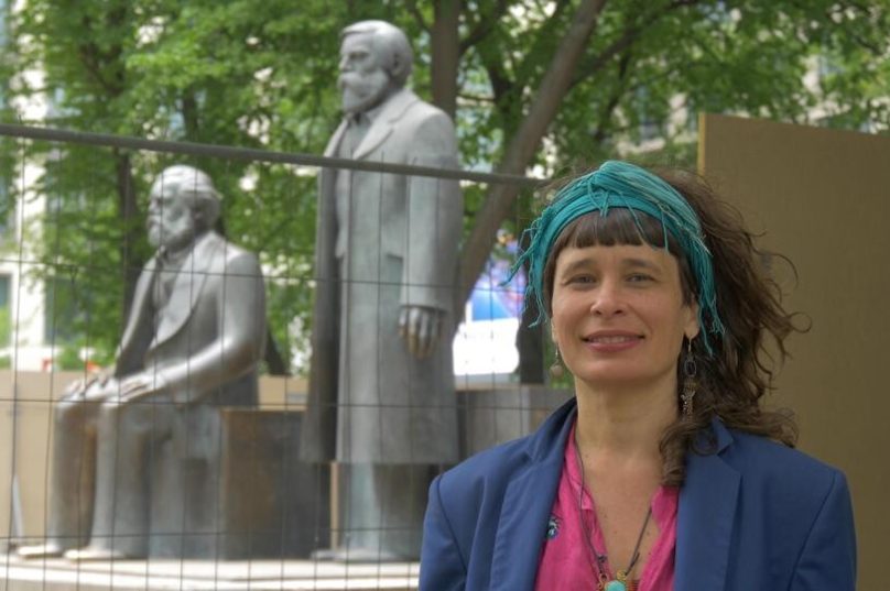 Moana Mayall no Marx-Engels Forum, em Berlim. | Foto: Hanna Bergfors, 2022