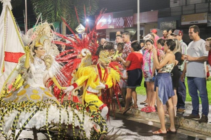 Desfile carnavalesco marca programação cultural em Trindade