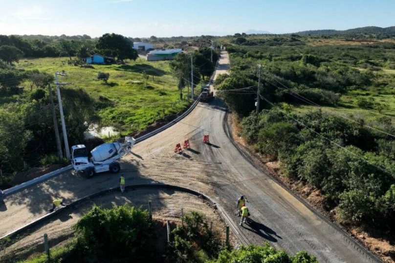 Obras de infraestrutura avançam na Estrada da Fazendinha com drenagem e instalação de meio-fio em Búzios / foto divulgação