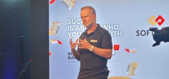 Barrichello lança coleção de roupas com sua assinatura