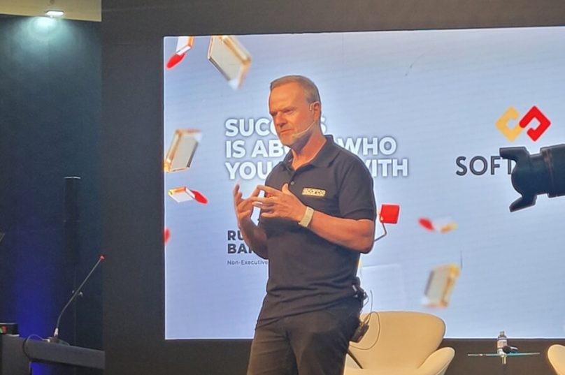 Barrichello lança coleção de roupas com sua assinatura