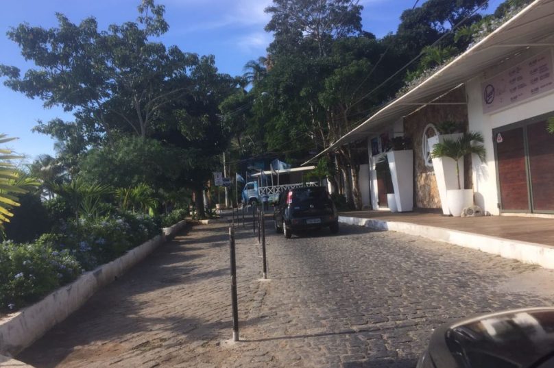 Foto enviada pela leitora  da rua ainda com as estacas