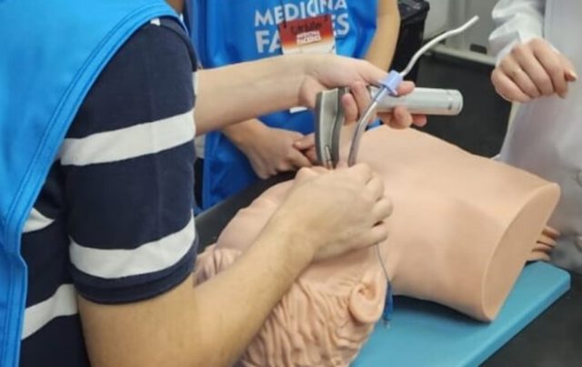 Médico por um dia: faculdade promove workshop de medicina