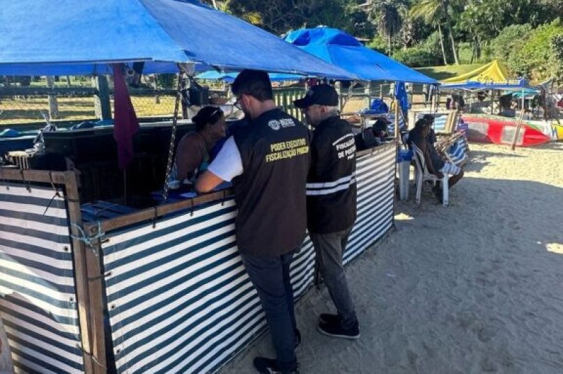 Procon de Búzios autua quiosques da Praia da Ferradurinha por venda casada e consumação mínima. Denúncias pelo (22) 2350-6064 / foto divulgação