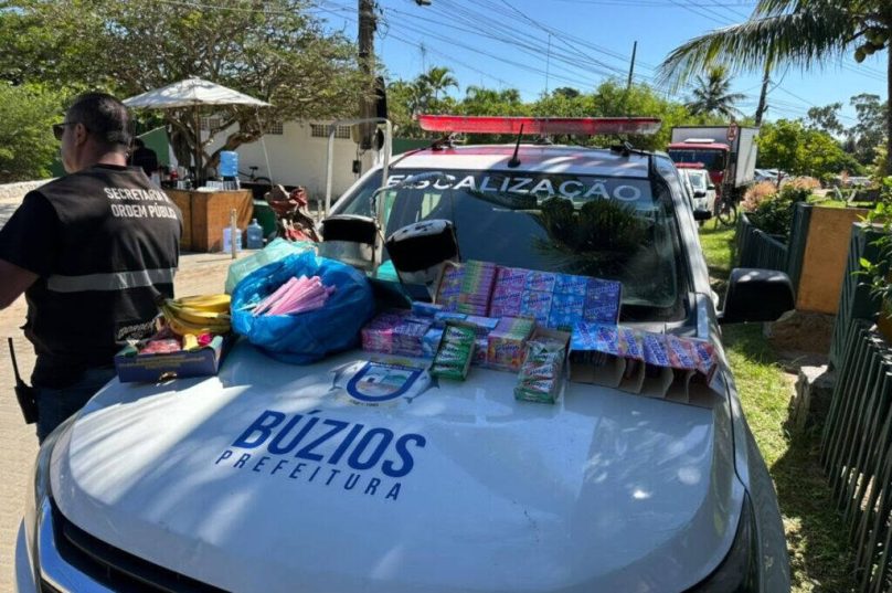 Fiscalização em Búzios apreende mercadorias e autua barracas na Praia da Ferradura durante operação / foto divulgação