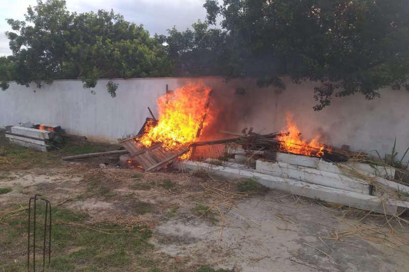 Os agentes colocaram fogo em amterial que foi utilizado para construção que simulava um residencia no local - Fotos divulgação
