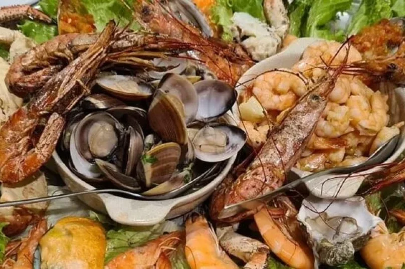 Pratos de frutos do mar servidos durante o Festival de Mariscos e Crustáceos no Peró.