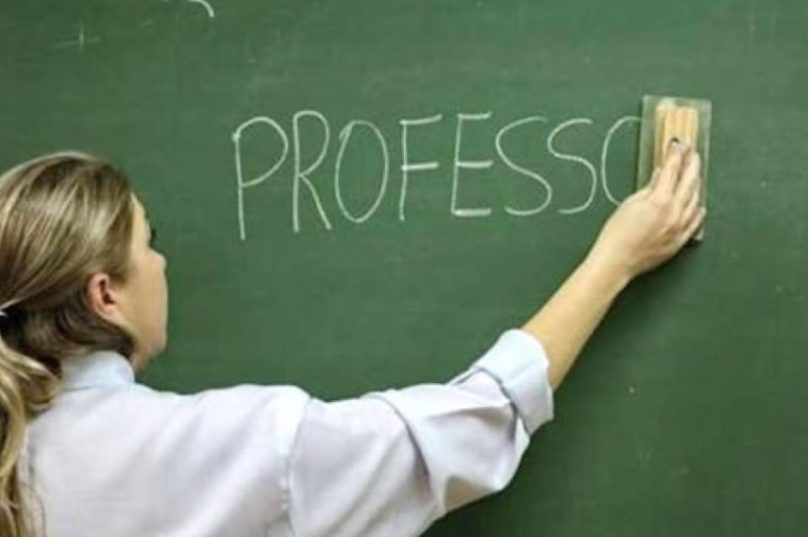foto-professor-lecionando_widelg