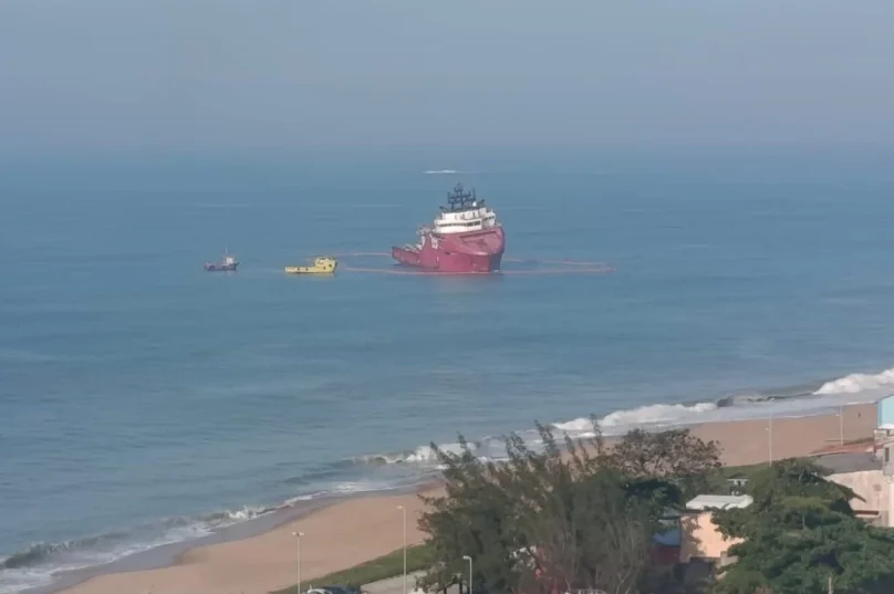 Navio Skandi Amazonas permanece encalhado próximo à Praia Campista em Macaé após ocorrência no mar / Crédito da Imagem: Reprodução Sindipetro NF