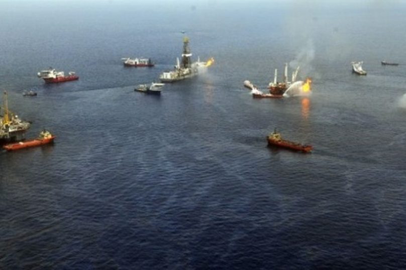 fotografia-aerea-mostra-os-trabalhos-para-combater-vazamento-de-petroleo-no-local-onde-a-plataforma-da-deepwater-horizon-afundou-no-golfo-do-mexico-1277234037995_615x300