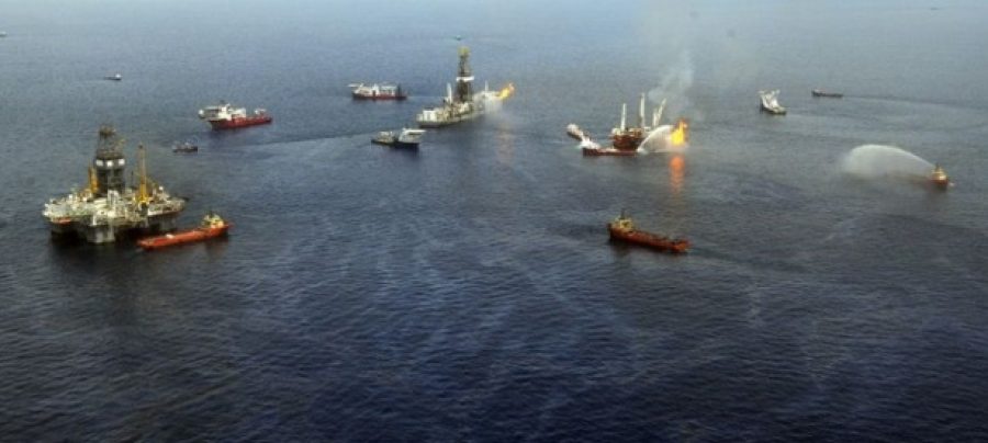 fotografia-aerea-mostra-os-trabalhos-para-combater-vazamento-de-petroleo-no-local-onde-a-plataforma-da-deepwater-horizon-afundou-no-golfo-do-mexico-1277234037995_615x300