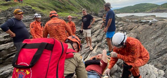 Turista suíço é resgatado por bombeiros em área de difícil acesso na Praia da Lagoinha, em Búzios. A operação desafiadora foi concluída com sucesso antes da subida da maré /  Vidal Mucacho - Búzios Notícias