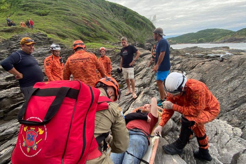 Turista suíço é resgatado por bombeiros em área de difícil acesso na Praia da Lagoinha, em Búzios. A operação desafiadora foi concluída com sucesso antes da subida da maré /  Vidal Mucacho - Búzios Notícias