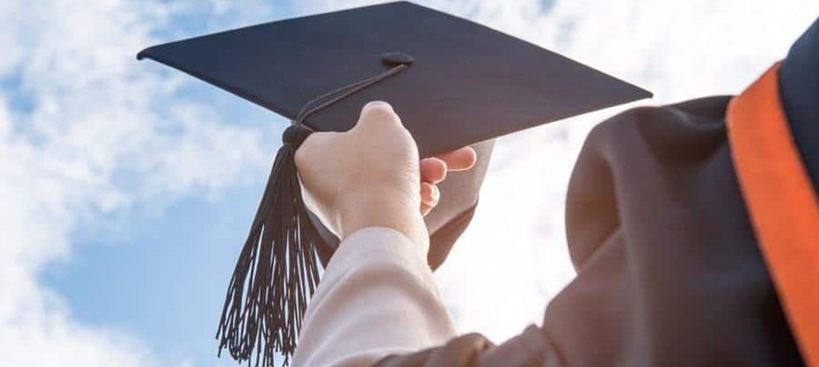 Muitos universitários dependem do valor da Ajuda de Custo oferecida pela Prefeitura de Búzios para realizar o sonho de se graduar. Imagem: FDR.com | Reprodução