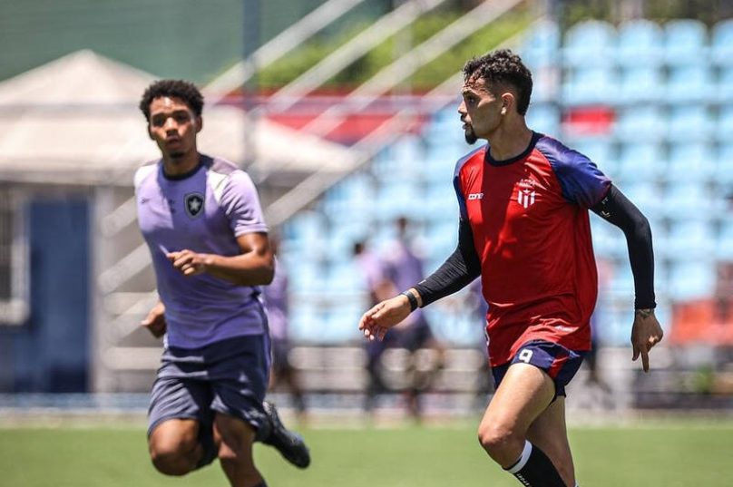 Atacante Pablo Thomaz em ação com a bola durante amistoso diante do Botafogo Sub-20, o último da série de jogos preparatórios realizados pelo clube em dezembro / foto Bruno Maia  -Comunicação Maricá F.C