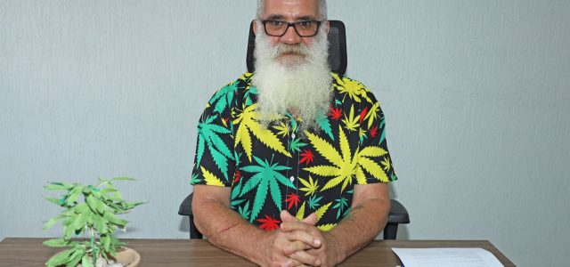 Hamber Carvalho é u orgulhoso militante da causa da cannabis medicinal _ Foto de Ronald Pantoja