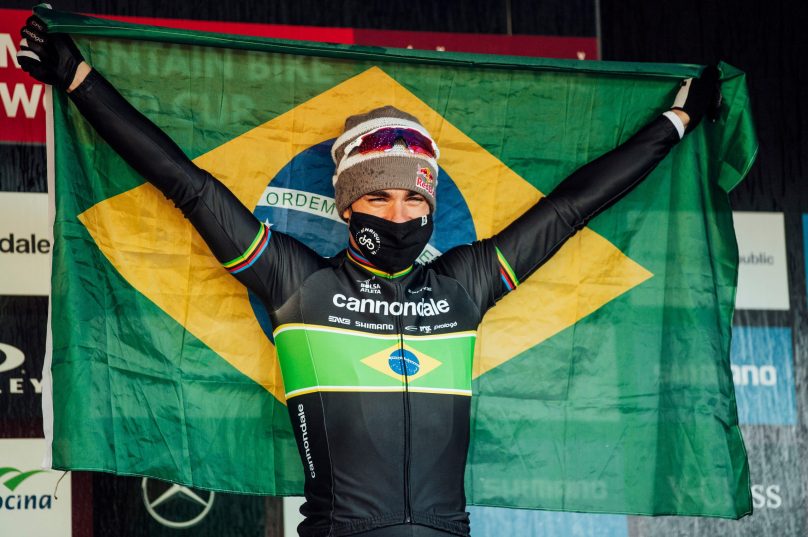 Henrique Avancini comemora no pódio da UCI XCO em Nove Mesto na Morave, República Tcheca, em 4 de outubro de 2020 | Foto: Bartek Wolinski/Red Bull Content Pool