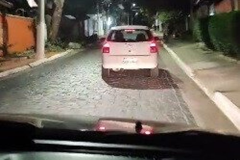 homem em um carro persegue mulheres em búzios