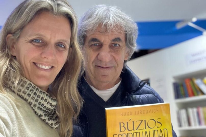 Hugo ao lado de sua esposa e uma das fundadoras do programa Búzios Espiritualidade, Luciana Videla - divulgação