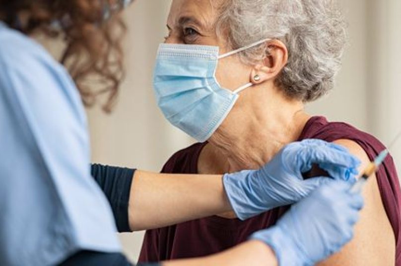 A terceira dose será um reforço para a resposta imunológica do corpo, assim, aumentando a proteção contra a Covid-19 e possíveis variantes. Imagem: Canaltech |  Reprodução
