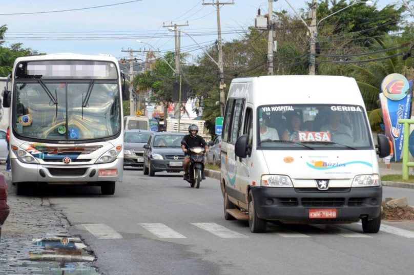 Vans de transporte alternativo circulam pela Avenida José Bento Ribeiro Dantas, em Búzios. Especialistas destacam que a dependência desse sistema precário de transporte público está entre os fatores que agravam os problemas de trânsito no município