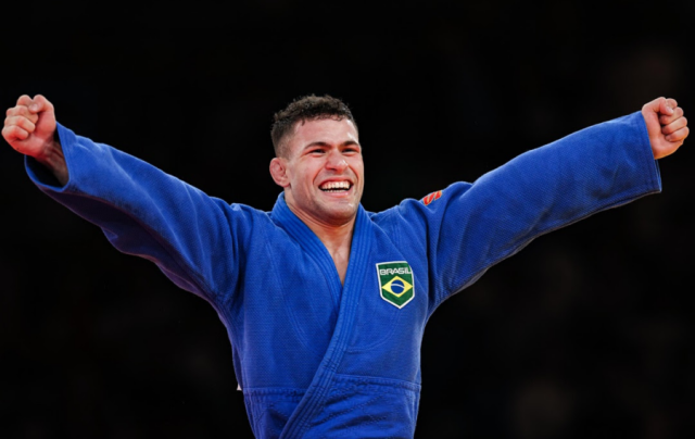 Willian celebra a conquista da prata em Paris, a 26ª medalha da história do judô brasileiro. Foto: Wander Roberto/COB