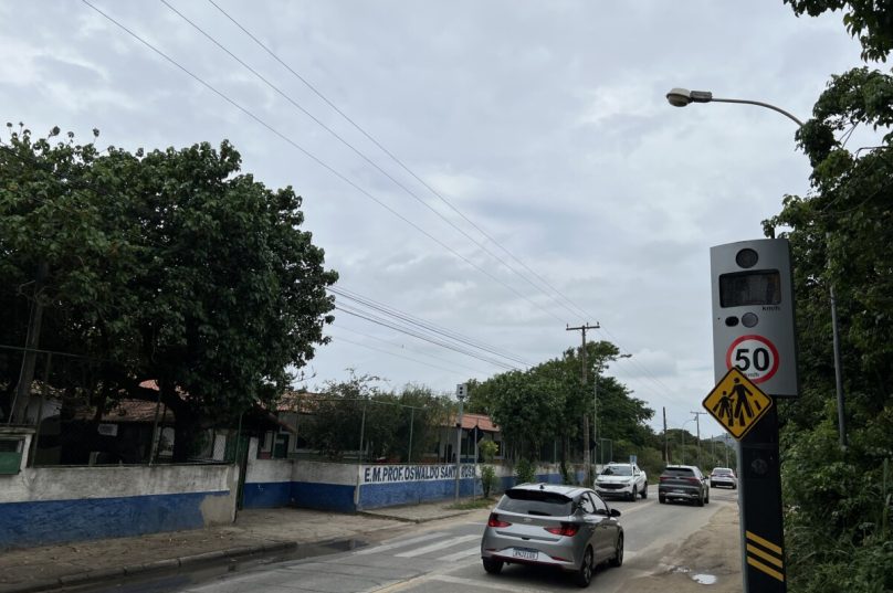 Funcionários pedem a instalação de um semáforo e quebra-molas em frente à escola. / Foto Jornal Prensa de Babel
