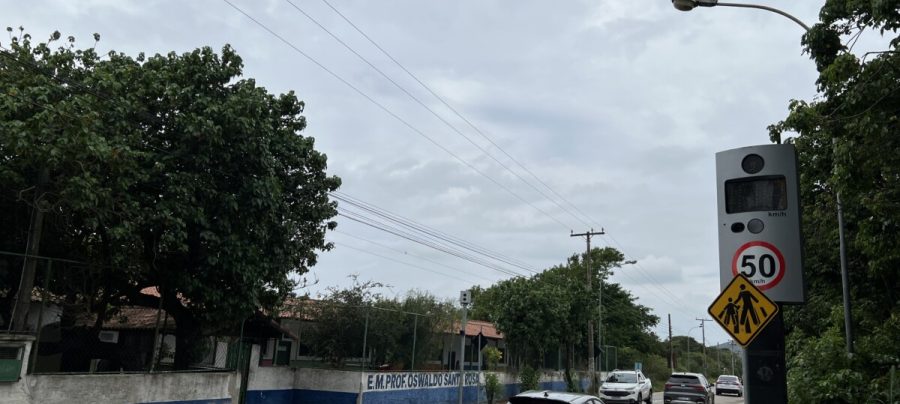 Funcionários pedem a instalação de um semáforo e quebra-molas em frente à escola. / Foto Jornal Prensa de Babel