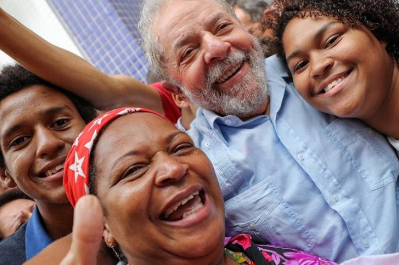 Lula lidera cenários para 2018 mesmo após condenação, diz Datafolha. A um ano da eleição de 2018, o ex-presidente Luiz Inácio Lula da Silva (PT) se mantém na liderança da corrida presidencial, com vantagem significativa sobre os principais adversários, segundo nova pesquisa do Datafolha.