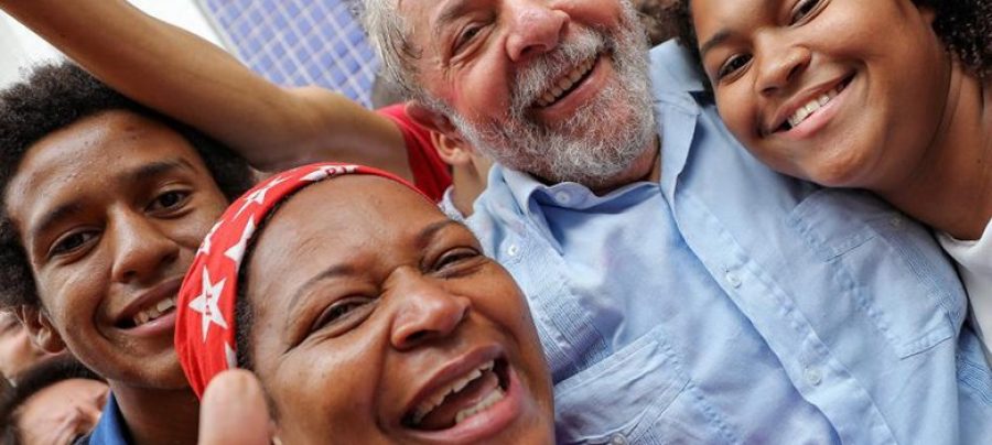 Lula lidera cenários para 2018 mesmo após condenação, diz Datafolha. A um ano da eleição de 2018, o ex-presidente Luiz Inácio Lula da Silva (PT) se mantém na liderança da corrida presidencial, com vantagem significativa sobre os principais adversários, segundo nova pesquisa do Datafolha.