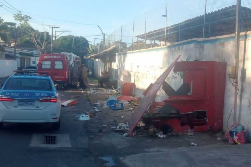 Barraca ficou totalmente destruída após colisão. / Foto Polícia Militar