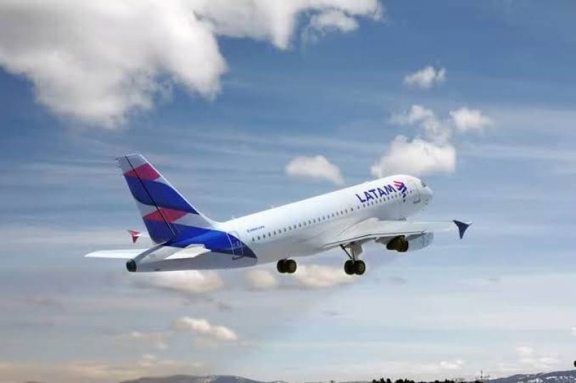 Aeronave da Latam durante operação comercial.