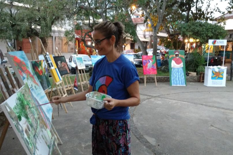 Imagem da 4° edição do Circuito Arte Búzios em 2019. Momento de pinturas ao ar livre na Praça Santos Dumont. | Imagem: Reprodução